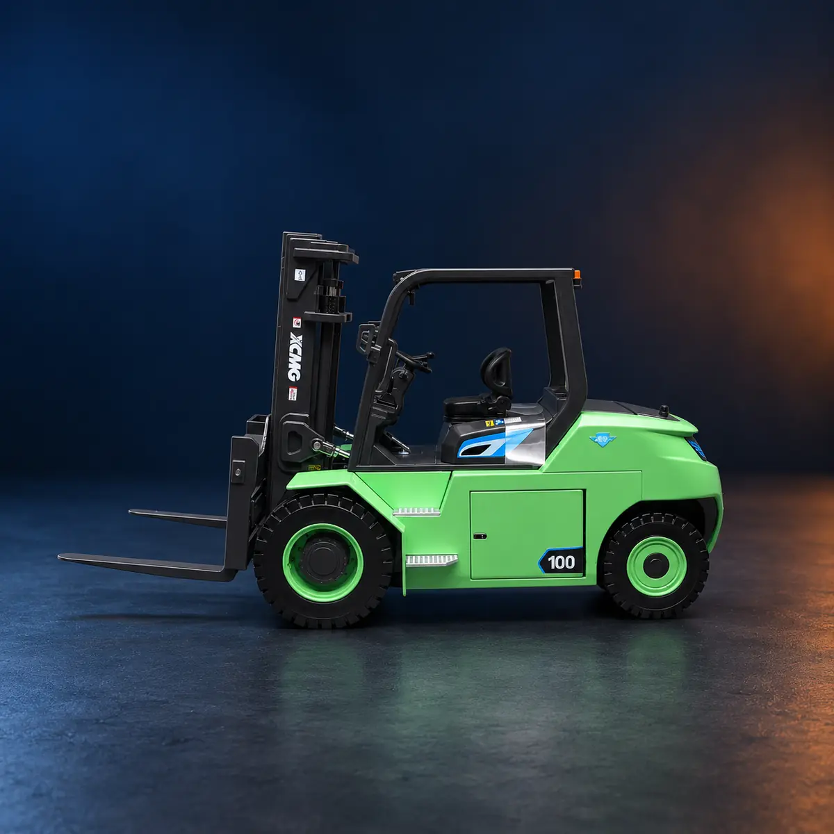 Full side profile of the XCMG electric counterbalance forklift model