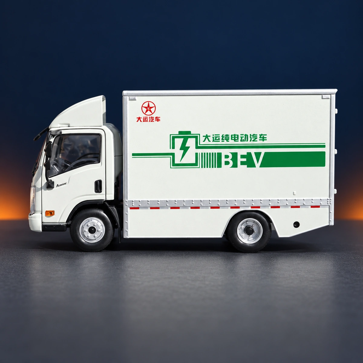 Side profile of the 1:24 DAYUN truck model with green BEV graphics