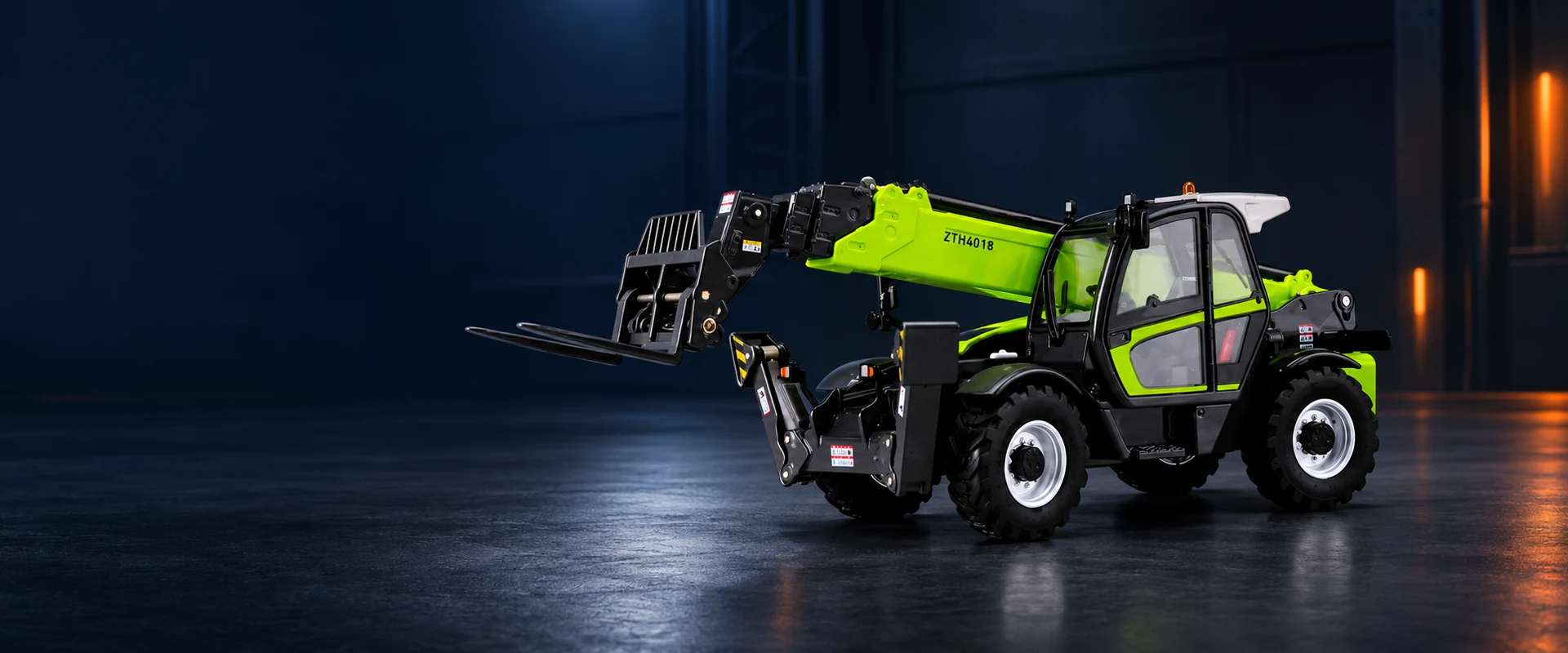 1:32 Zoomlion ZTH4018 telehandler scale model with green bodywork, boom and forks