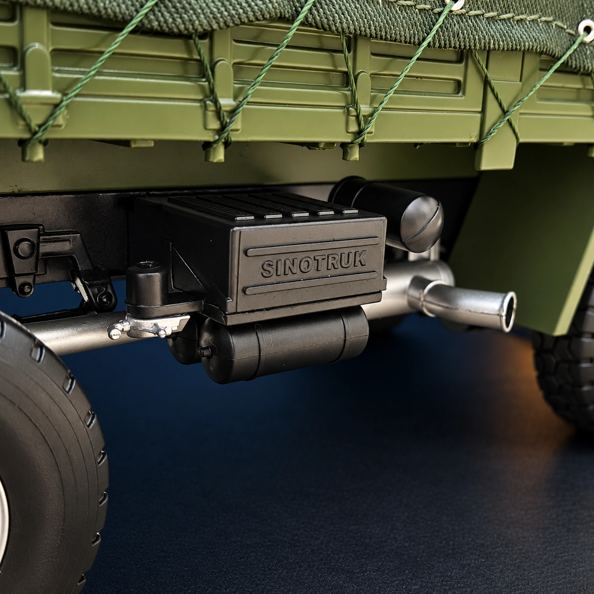 SINOTRUK-marked side box with cylindrical tanks and visible silver pipework beneath the cargo body