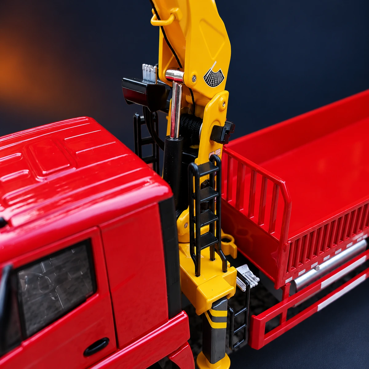 Visible crane pivot, cylinder and ladder on the scale model